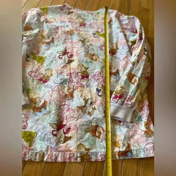 Disney 7 Dwarfs Scrubs Chore Shirt Women’s Size Large Button Down Long Sleeve - Picture 3 of 6